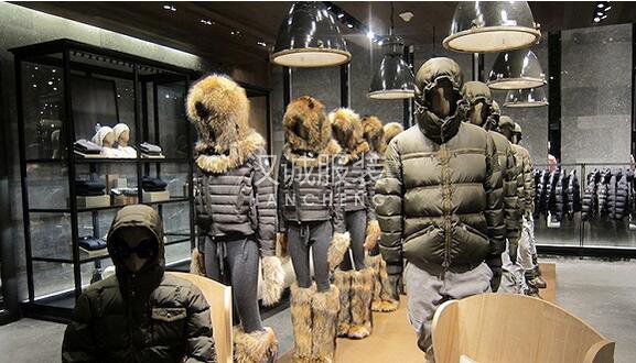 羽絨服界的扛把子除了加拿大鵝 還有Moncler